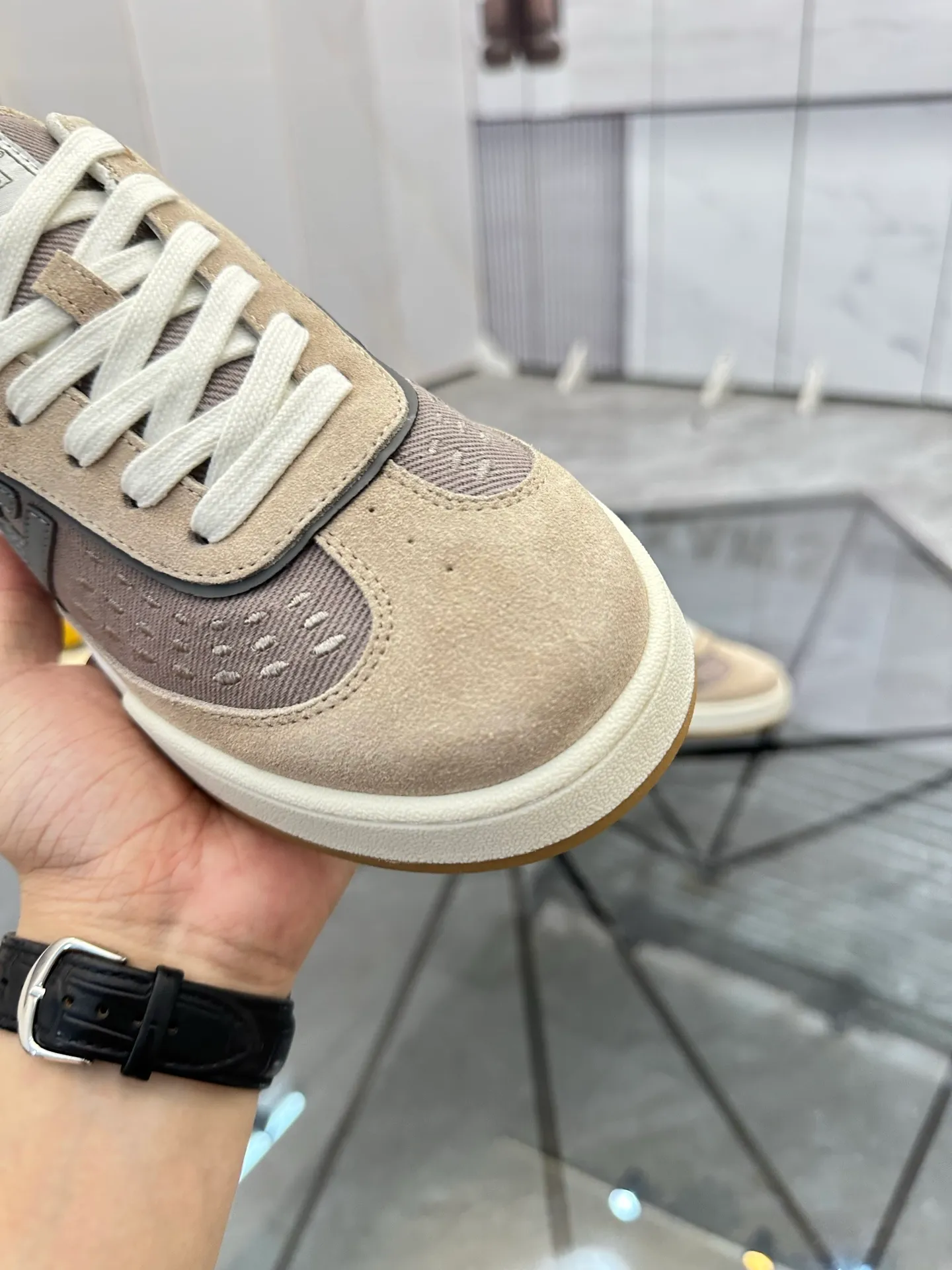 Selling men's shoes 💰: 💰P620¥ Top quality Product trademark: Fendi* "Fendi*" low-top casual shoes Regular size: 35-44 (can be customized to 38.45.46) Product material: imported first-layer nubuck leather upper, breathable lining, original outsole. No.:H208
